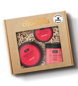 LaQ zestaw Pralinka bogaty krem do ciała relaksujący 220 g, myjący peeling cukrowy 220 g oraz lekki mus do mycia twarzy odprężający 40 g w kartoniku na sianku