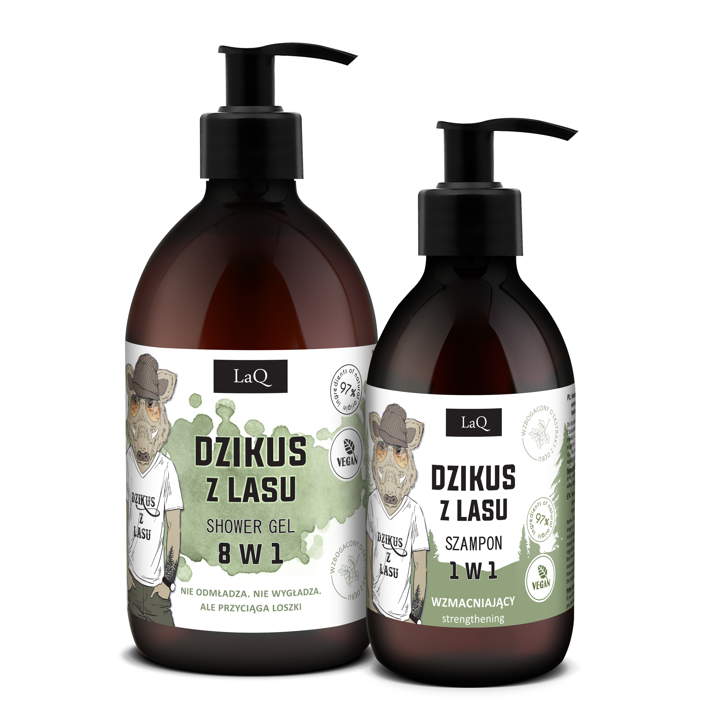 zestaw Dzikus z Lasu zawiera żel pod prysznic 500 ml w butelce z pompką oraz białą etykietą z dzikiem w białej koszulce i czapce oraz szampon wzmacniający o pojemności 300 ml w butelce z pompką