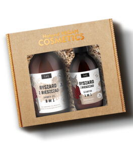 Ryszard z Bieszczad men's cosmetics set includes a shower gel in a 500 ml brown bottle with a pump and a moisturizing shampoo in a 300 ml brown bottle with a pump in a gift box on a wood wool