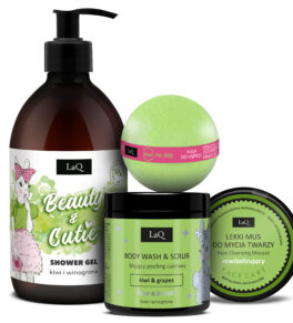 zestaw o zapachu Kiwi i Winogrona zawiera żel pod prysznic 500 ml z pompką, myjący peeling cukrowy 220 g, lekki mus do mycia twarzy rewitalizujący 40 g w słoiczku z nakrętką oraz zielona kula kąpielowa 135 g