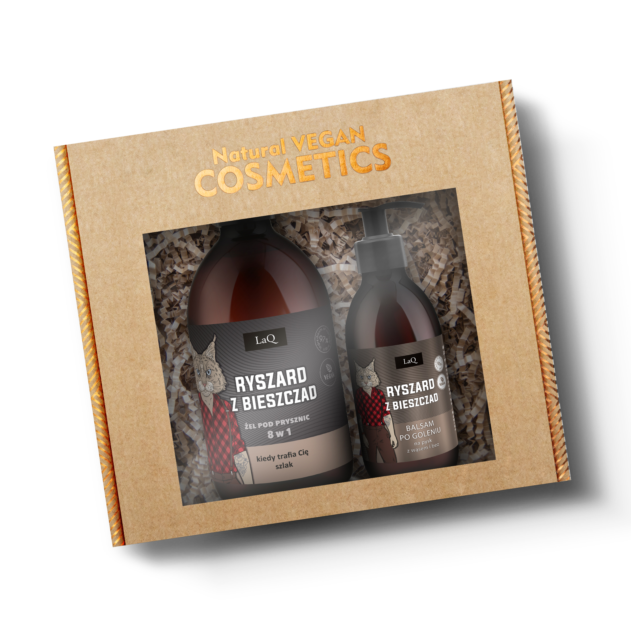 zestaw kosmetyków dla męzczyzny marki LaQ Ryszard z Bieszczad, który zawiera żel pod prysznic 500 ml w brązowej butelce z pompką oraz balsam po goleniu w butelce z pompką 150 ml, etykieta z Rysiem w czerwonej koszuli w kratę w kartoniuku prezentowym