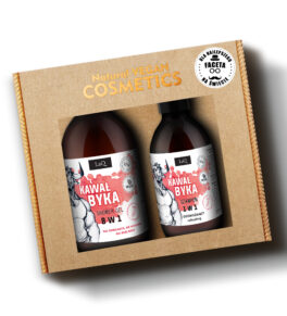 zestaw kosmetyków dla mężczyzny LaQ Kawał Byka zawierający żel pod prysznic w butelce z pompką 500 ml oraz szampon do włosów w butelce z pompką 300 ml zapakowane w karoniku prezentowym z naklejką "Dla najlepszego faceta"