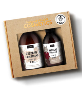 zestaw kosmetyków dla mężczyzny LaQ Ryszard z Bieszczad zawierający żel pod prysznic w butelce z pompką 500 ml oraz szampon do włosów w butelce z pompką 300 ml zapakowane w karoniku prezentowym z naklejką "Dla najlepszego faceta"