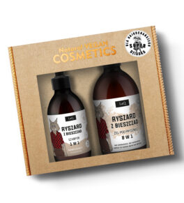 zestaw kosmetyków dla mężczyzny LaQ Ryszard z Bieszczad zawierający żel pod prysznic w butelce z pompką 500 ml oraz szampon do włosów w butelce z pompką 300 ml zapakowane w karoniku prezentowym z naklejką "Dla najkochańszego dziadka"