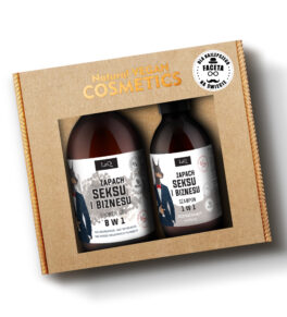 zestaw kosmetyków dla mężczyzny LaQ Seks i Biznes zawierający żel pod prysznic w butelce z pompką 500 ml oraz szampon do włosów w butelce z pompką 300 ml zapakowane w karoniku prezentowym z naklejką "Dla najlepszego faceta"