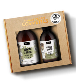 zestaw kosmetyków dla mężczyzny LaQ Dzikus z Lasu zawierający żel pod prysznic w butelce z pompką 500 ml oraz szampon do włosów w butelce z pompką 300 ml zapakowane w karoniku prezentowym z naklejką "Dla najlepszego faceta"