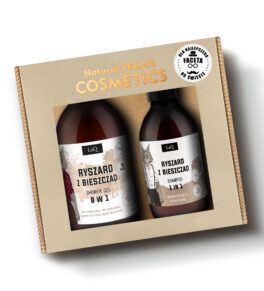 zestaw kosmetyków dla mężczyzny LaQ Ryszard z Bieszczad zawierający żel pod prysznic w butelce z pompką 500 ml oraz szampon do włosów w butelce z pompką 300 ml zapakowane w karoniku prezentowym z naklejką "Dla najlepszego faceta"