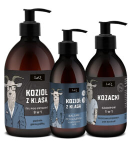 zestaw kosmetyków dla mężczyzn Kozioł z Klasą marki LaQ, zawiera żel pod prysznic w brązowej butelce z pompką 500 ml Kozioł z Klasą, balsam po goleniu w butelce z pompką 150 ml oraz Kozacki szampon do włosów w butelce z pompką 300 ml, etykieta z kozłem w garniturze