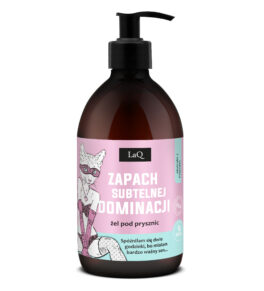 żel pod pryszniz LaQ Piwonia Zapach Subtelnej Dominacji 500 ml w brązowej butelce z pompką i kotką w maskce i z pejczem na etykiecie