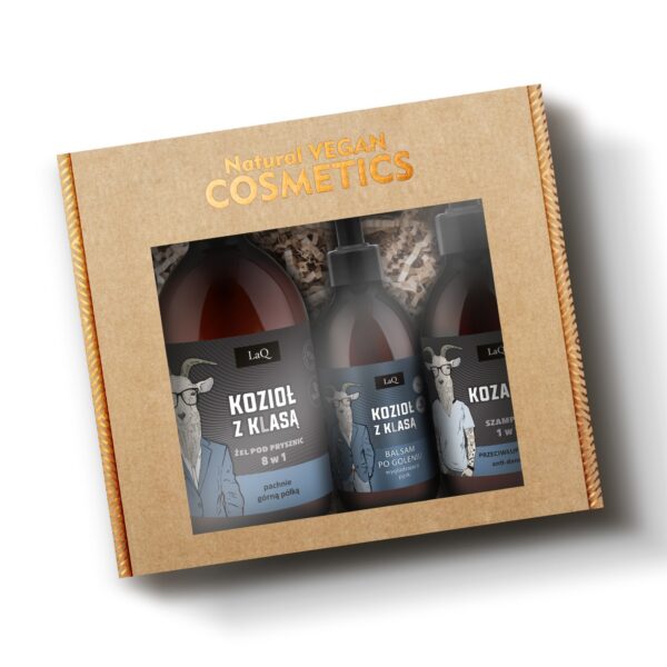 zestaw kosmetyków dla mężczyzn Kozioł z Klasą marki LaQ, zawiera żel pod prysznic w brązowej butelce z pompką 500 ml Kozioł z Klasą, balsam po goleniu w butelce z pompką 150 ml oraz Kozacki szampon do włosów w butelce z pompką 300 ml, etykieta z kozłem w garniturze, zapakowane w pudełko prezentowe