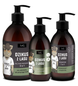 zestaw kosmetyków dla mężczyzny marki LaQ Dzikus z Lasu, zawiera żel pod prysznic w butelce z pompką 500 ml, szampon do włosów w butelce 300ml z pompką oraz balsam po goleniu w butelce 150 ml z pompką . Etykiety z wizerunkiem dzika w czapce, okularach i koszulce