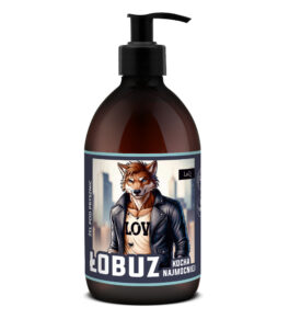 żel pod prysznic dla mężczyzn LaQ Łobuz Kocha Najmociej w brązowej butelce 500 ml z pompką i etykietą z wilkiem w skórzanej kurtce i białej koszulce
