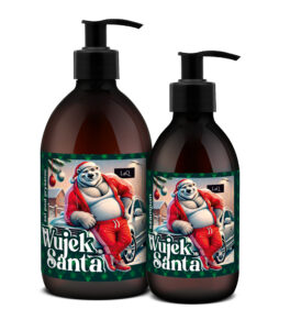 zestaw kosmetyków dla mężczyzn marki LaQ Wujek Santa, zawiera żel pod prysznic 500 ml w butelce z pompką oraz szampon do włosów 300 ml w butelce z pompką, z etykietą misia w czerwonym dresie