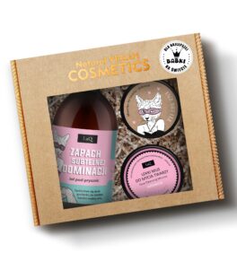 LaQ zestaw Piwonia Zapach Subtelnej Dominacji-żel pod prysznic 500 ml, maselko do twarzy 50 ml i lekki mus do mycia twarzy odżywczy 40 g w kartoniku prezentowym na sianku