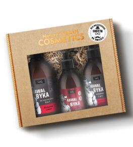 zestaw kosmetyków dla męczyzn LaQ Kawał Byka w kartyoniku prezentowym z naklejką: zawieraz żel pod prysznic 500 ml w butelce z pompką, szmapon do włosów 300 ml w butelce z pompką oraz krem do twarzy i po goleniu 150 ml w butelce z pompką