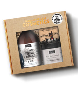 zestaw kosmetyków dla męczyzn LaQ Zapach Seksu i Biznesu w kartyoniku prezentowym z naklejką: zawieraz żel pod prysznic 500 ml w butelce z pompką, mydło w kostce 85 g oraz myjący peeling cukrowy 220 g