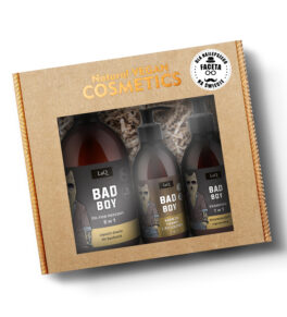 zestaw kosmetyków dla męczyzn LaQ Bad Boy w kartyoniku prezentowym z naklejką: zawieraz żel pod prysznic 500 ml w butelce z pompką, szmapon do włosów 300 ml w butelce z pompką oraz krem do twarzy i po goleniu 150 ml w butelce z pompką