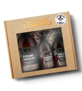 zestaw kosmetyków dla męczyzn LaQ Ryszard z Bieszczad w kartyoniku prezentowym z naklejką: zawieraz żel pod prysznic 500 ml w butelce z pompką, szmapon do włosów 300 ml w butelce z pompką oraz krem do twarzy i po goleniu 150 ml w butelce z pompką