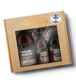 zestaw kosmetyków dla męczyzn LaQ Ryszard z Bieszczad w kartyoniku prezentowym z naklejką: zawieraz żel pod prysznic 500 ml w butelce z pompką, szmapon do włosów 300 ml w butelce z pompką oraz krem do twarzy i po goleniu 150 ml w butelce z pompką
