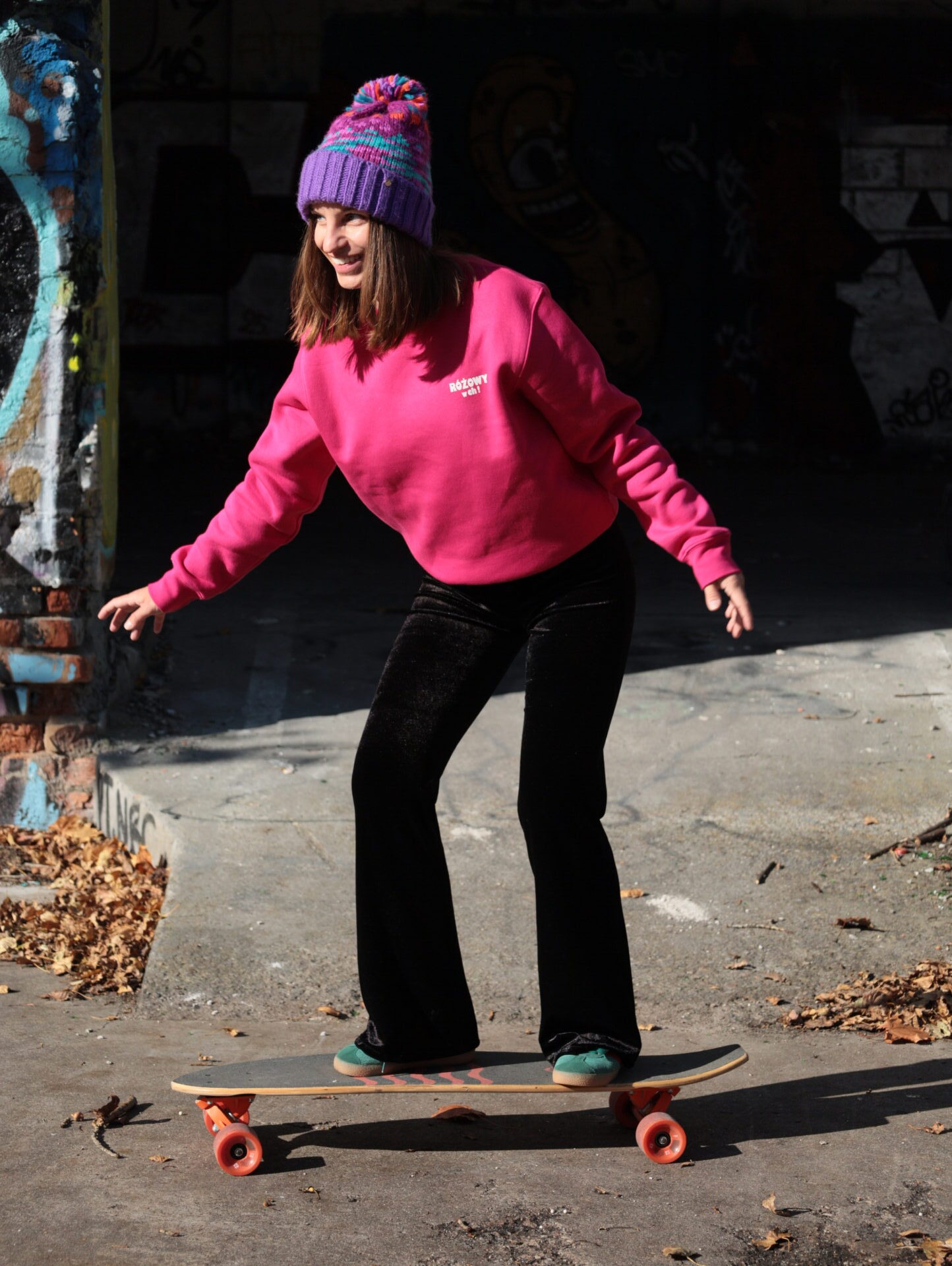 dziewczyna na deskorolce w różowej bluzie Shots!