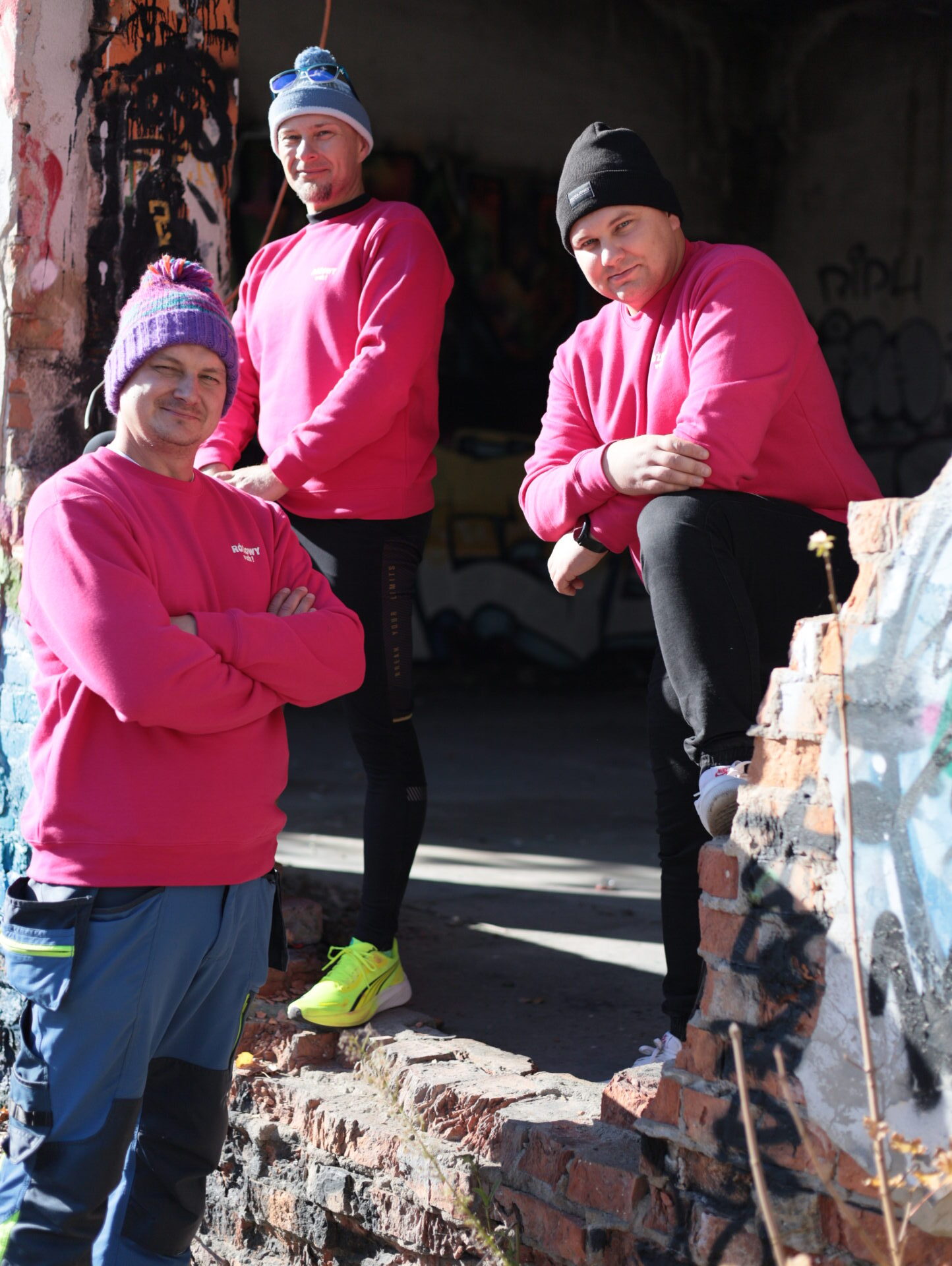 trzech chłopaków w różowych bluzach unisex Shots! Różowy w Ch!