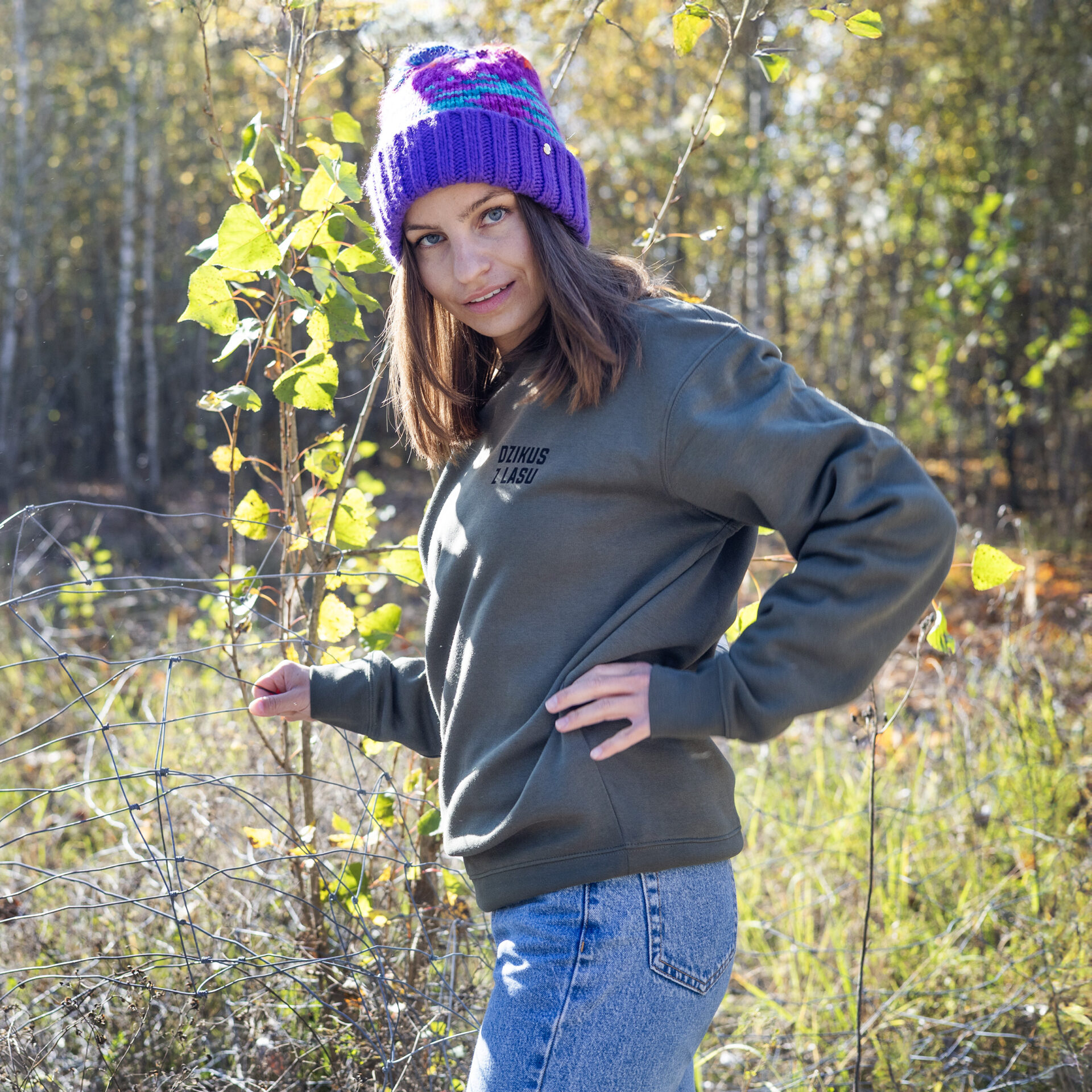 dziewczyn w czapce i bluzie unisex LaQ Dzikus z Lasu